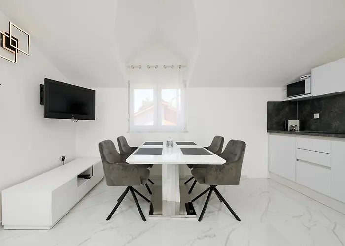 アパート Fratelli トロギール