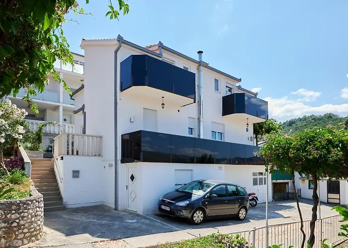 アパート Fratelli トロギール